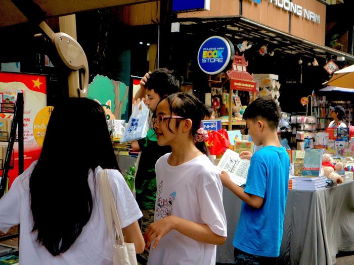 Đường sách TP Hồ Chí Minh trở thành điểm vui chơi kết hợp học tập bổ ích dành cho trẻ em giữa trung tâm Thành phố.