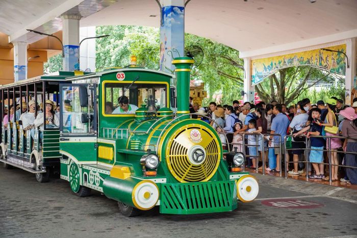 Du khách xếp hàng chờ lên xe lửa tại Khu du lịch Văn hóa Suối Tiên.