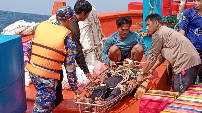 Chuyển ngư dân xuống tàu an toàn. Ảnh: Trung Đức