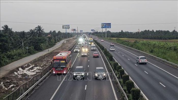 Xe ô tô di chuyển vào làn dừng xe khẩn cấp theo sự hướng dẫn, điều tiết của lực lượng Cảnh sát giao thông. Ảnh: TTXVN phát