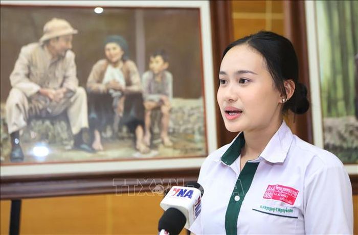 Em Namthip Keovongphet, học sinh lớp 11 Trường Song ngữ Lào - Việt Nam Nguyễn Du, chia sẻ cảm nhận khi tham quan Triển lãm. Ảnh: Xuân Tú/PV TTXVN tại Lào