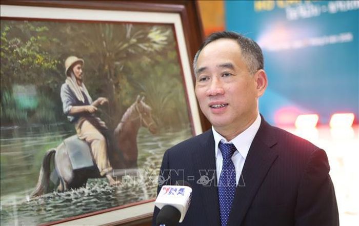 Giám đốc Bảo tàng Mỹ thuật Việt Nam Nguyễn Anh Minh đánh giá về giá trị nghệ thuật và tư tưởng của các bức họa tại Triển lãm. Ảnh: Xuân Tú/PV TTXVN tại Lào