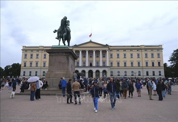 Người dân Na Uy tập trung bên ngoài Cung điện Hoàng gia ở Oslo để tiễn biệt Quốc vương Harald V, ngày 28/8/2026. Ảnh: THX/TTXVN phát