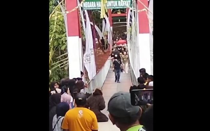Cây cầu bất ngờ bị sập vào ngày khánh thành. Ảnh cắt từ clip/Newsflare