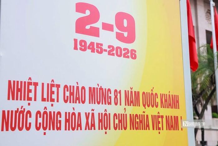 Hà Nội rực rỡ sắc đỏ trước ngày Quốc khánh 2/9 (Ảnh: Hữu Thắng).