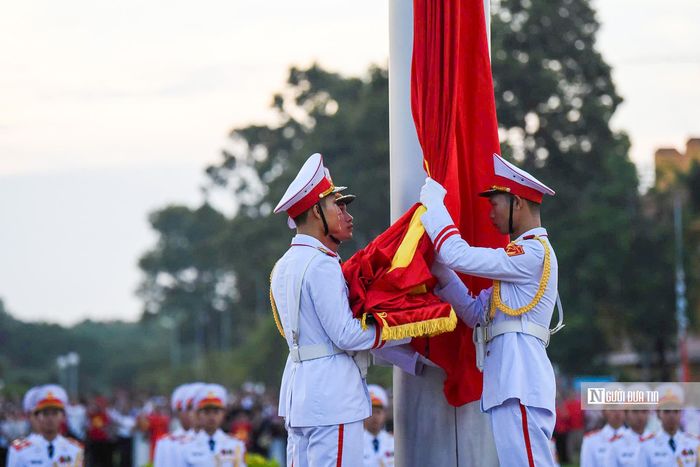 3 chiến sĩ đội hồng kỳ tiến lên phía cột cờ chuẩn bị các nghi thức thượng cờ.