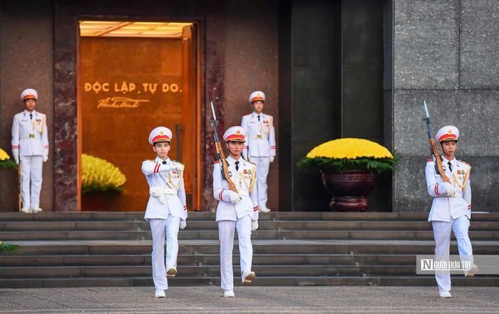 Trước khi thực hiện nghi lễ, cửa Lăng được mở ra, bên trong nổi bật dòng chữ: Không có gì quý hơn độc lập, tự do.