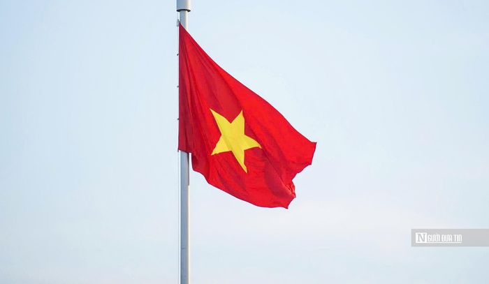 Quốc kỳ tung bay trong gió. Riêng tối 1/9 sẽ không có lễ hạ cờ và treo cờ liên tục tới ngày 2/9, do đó, Lễ Thượng cờ sáng 1/9 được ghi nhận là Lễ Thượng cờ chính thức dịp kỷ niệm Quốc khánh 2/9.