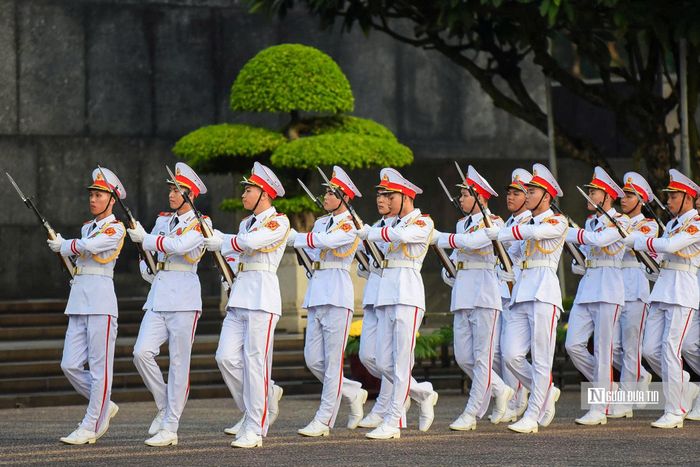 Sau khi hoàn tất lễ thượng cờ, các chiến sĩ diễu binh qua lăng Bác.