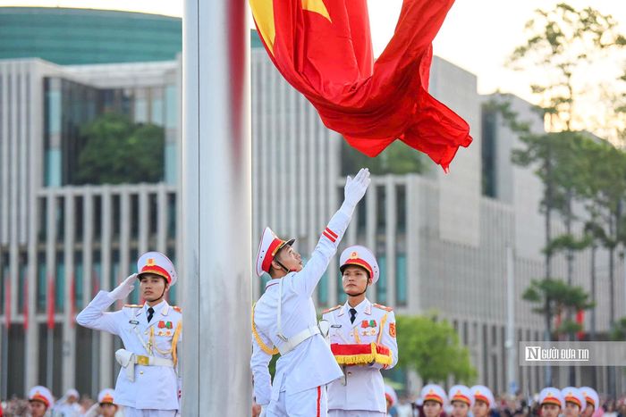 Đúng 6h, khi Quốc ca vang lên, một chiến sỹ ôm quốc kỳ làm động tác tung cờ khi lá cờ dần được kéo lên đỉnh cột.