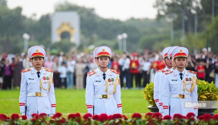 Đội tiêu binh nghiêm trang chào cờ khi quốc kỳ được kéo lên trong nền nhạc của bài Quốc ca.
