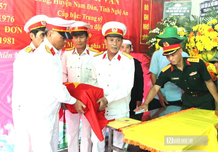Ngay sau lễ truy điệu, ban tổ chức cùng gia đình đã trang trọng cử hành lễ di quan, tiễn đưa hài cốt Liệt sĩ Lê Đình Văn về an táng tại nghĩa trang quê nhà.