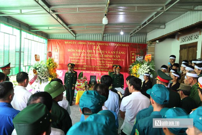 Rất đông người dân địa phương và các đồng đội cũ tập trung tiễn đưa Liệt sĩ Lê Đình Văn về nơi an nghỉ cuối cùng tại nghĩa trang quê nhà.