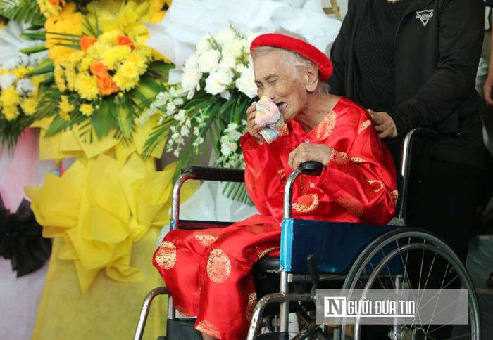 Cụ Trần Thị Chín nghẹn ngào trong lễ truy điệu liệt sĩ Lê Đình Văn. 