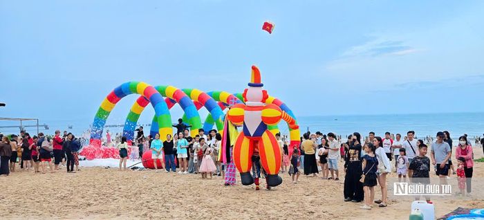 Các trò chơi dân gian và lưu lại những khoảnh khắc đáng nhớ cùng gia đình ở bãi biển Tiến Thành.