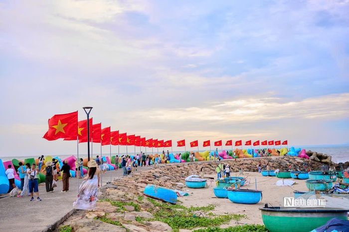 Khách du lịch check-in tại Bãi đá Ông địa.