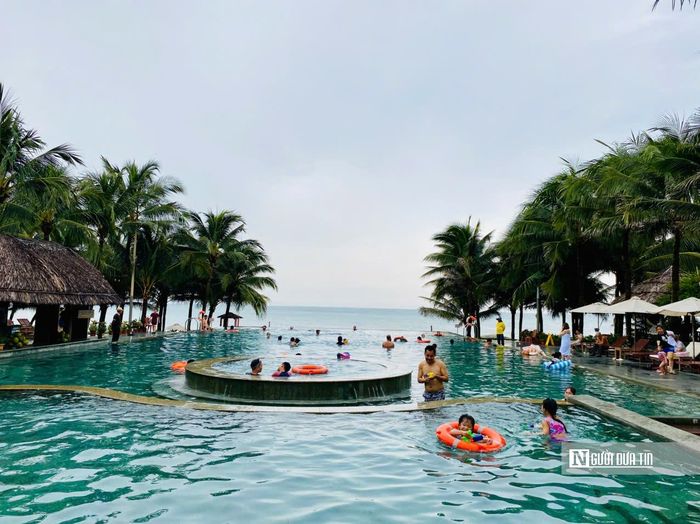 Khách tắm hồ bơi ở khu du lịch phường Tiến Thành.