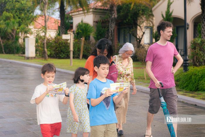 Du khách nước ngoài trải nghiệm du lịch ở Mũi Né.