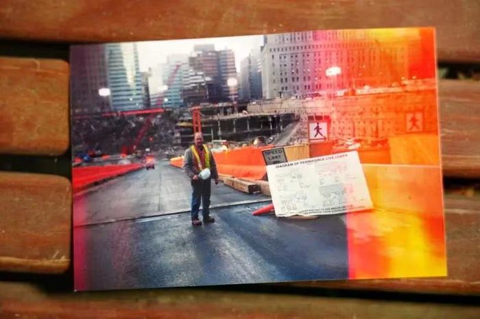 Ảnh chụp James Ryan, thợ điện khi tham gia hỗ trợ hệ thống chiếu sáng tại nhiều khu vực Ground Zero. Ảnh: NYP.