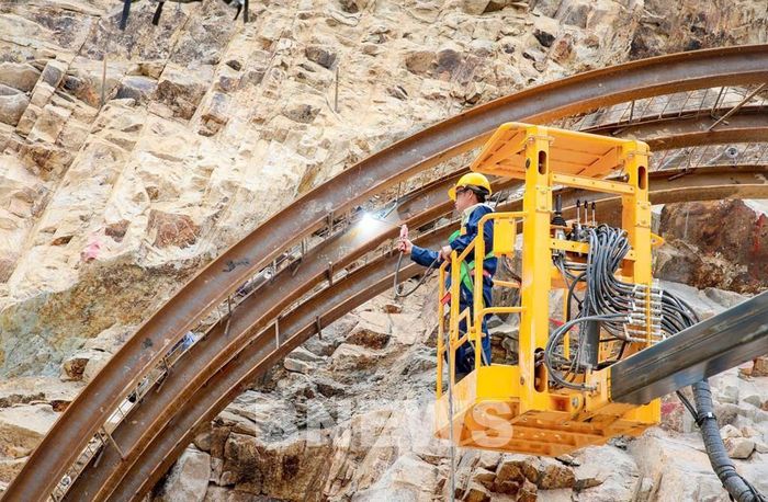 Đồng loạt thi công các mũi hầm, cầu, đường tại dự án hầm đường bộ Hoàng Liên. Ảnh: Diệp Anh/Bnews/vnanet.vn