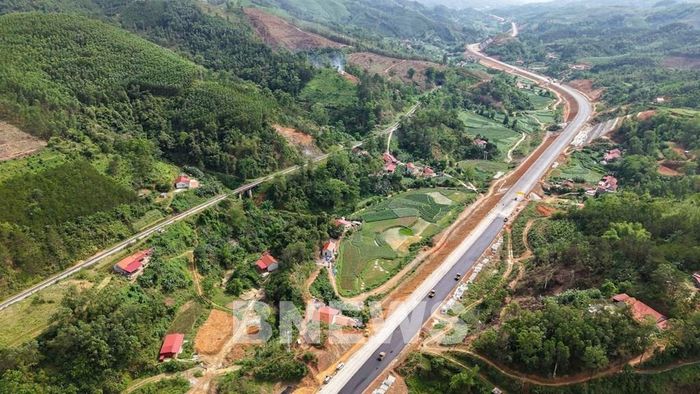 Thi công không ngừng nghỉ trên Dự án Hữu Nghị - Chi Lăng trong dịp nghỉ lễ. Ảnh: Diệp Anh/Bnews/vnanet.vn