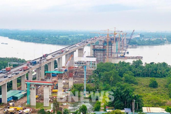 Các tổ đội trên Dự án mở rộng đoạn cao tốc TP. Hồ Chí Minh - Long Thành duy trì thi công liên tục để đáp ứng yêu cầu tiến độ. Ảnh: Diệp Anh/Bnews/vnanet.vn