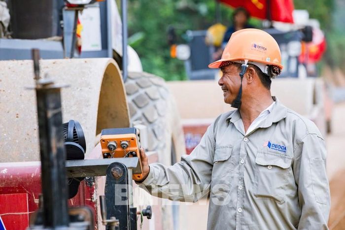 Các kíp làm việc linh hoạt theo từng vị trí, vừa bảo đảm thời gian nghỉ ngơi cho người lao động, vừa giữ nhịp sản xuất. Ảnh: Diệp Anh/Bnews/vnanet.vn