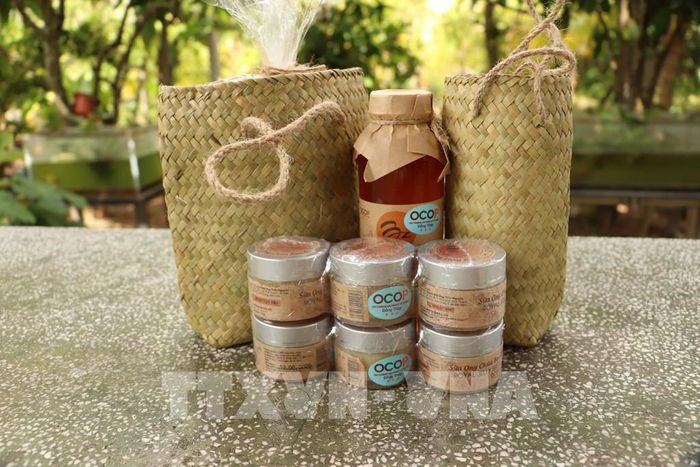 Sản phẩm mật ong OCOP 3 sao là lựa chọn làm quà tặng của du khách nước ngoài khi đến tham quan Cù lao Thới Sơn, tỉnh Đồng Tháp. Ảnh: Hồng Nhung - TTXVN
