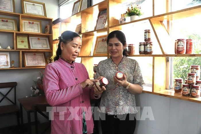 Chị Huỳnh Thị Diễm, Giám đốc Công ty TNHH Mắm Bà Hai Diễm, xã Phú Thành (Đồng Tháp), giới thiệu sản phẩm cho khách hàng. Ảnh: Hồng Nhung - TTXVN