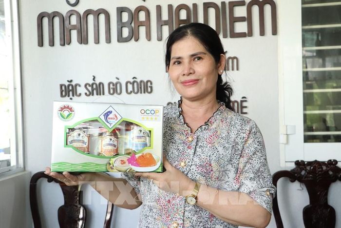 Bộ sản phẩm OCOP 4 sao của Mắm Bà Hai Diễm, Phú Thành (Đồng Tháp) được nhiều khách du lịch nước ngoài lựa chọn làm quà tặng. Ảnh: Hồng Nhung - TTXVN