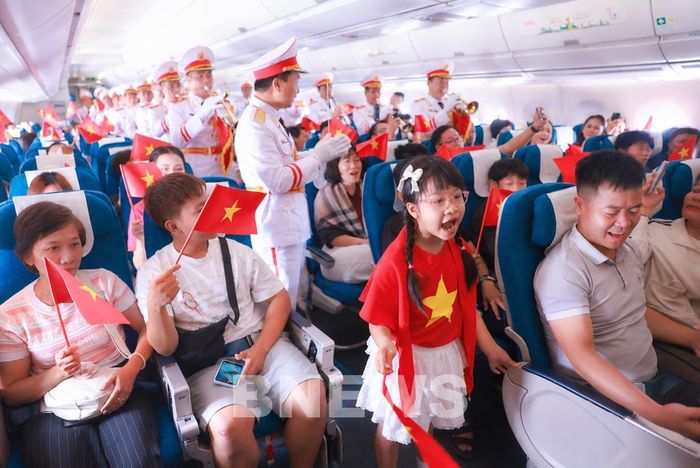 Những hành khách cùng bé Diệp An hòa giọng theo giai điệu đang vang lên. Ảnh: Bnews/vnanet.vn