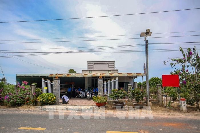 Đèn năng lượng mặt trời được lắp đặt trước nhà dân góp phần mang ánh sáng đến vùng biên Tây Ninh. Ảnh: Giang Phương - TTXVN