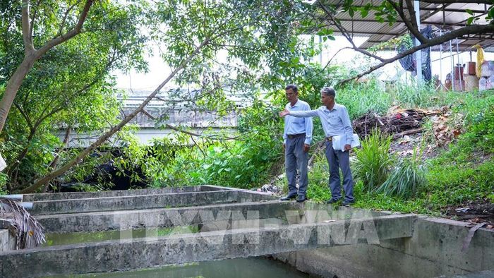 Cán bộ ngành thủy lợi kiểm tra thực tế hệ thống kênh, công trình thủy lợi, phục vụ công tác quản lý, khai thác. Ảnh: Minh Phú - TTXVN