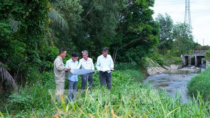 Cán bộ Chi cục Thủy lợi tỉnh Tây Ninh, khảo sát hiện trạng kênh T4A - Suối Bà Tươi, phục vụ tiêu nước cho Khu công nghiệp Phước Đông. Ảnh: Minh Phú - TTXVN