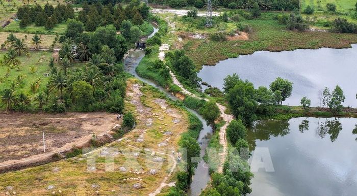 Kênh T4A - Suối Bà Tươi dài khoảng 4.561m có nhiệm vụ tiêu nước cho Khu công nghiệp Phước Đông, khu dân cư và diện tích sản xuất nông nghiệp. Ảnh: Minh Phú – TTXVN