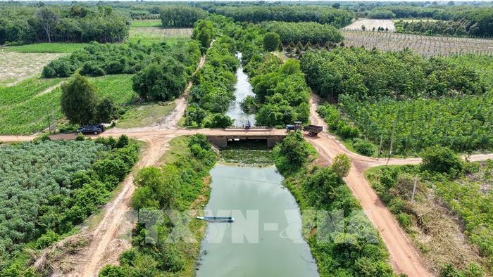 Hệ thống kênh thủy lợi trên địa bàn tỉnh Tây Ninh góp phần đưa nguồn nước đến các vùng sản xuất nông nghiệp. Ảnh: Minh Phú - TTXVN