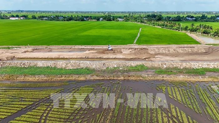 Hiện đã có khoảng 3,3 triệu m3 cát được đưa về công trường dự án thành phần 2 cao tốc Châu Đốc - Cần Thơ - Sóc Trăng. Ảnh: Thanh Liêm - TTXVN