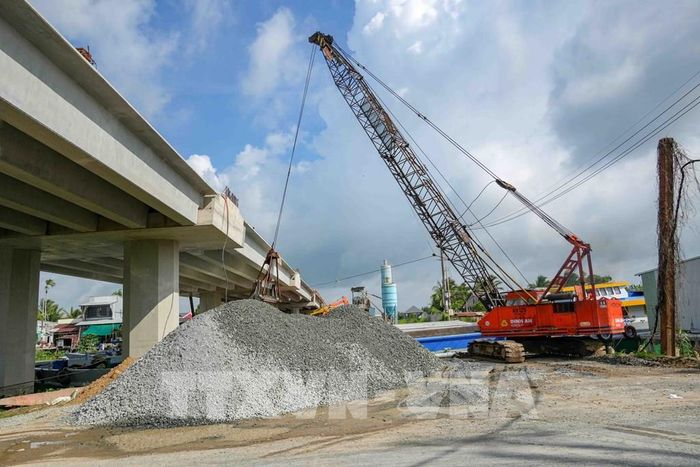 Đá được tập kết ven Quốc lộ 80 trước khi được bốc dỡ lên sà lan để đưa về công trường thi công cao tốc Châu Đốc - Cần Thơ - Sóc Trăng. Ảnh: Thanh Liêm - TTXVN