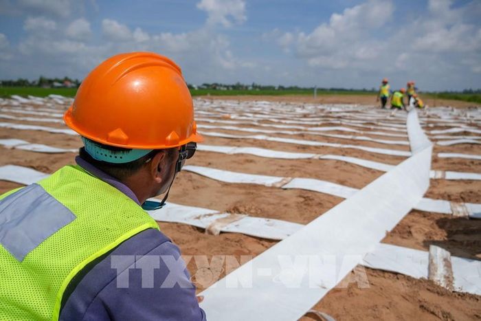 Công nhân thi công liên tục, không nghỉ lễ để đảm bảo tiến độ. Ảnh: Thanh Liêm - TTXVN