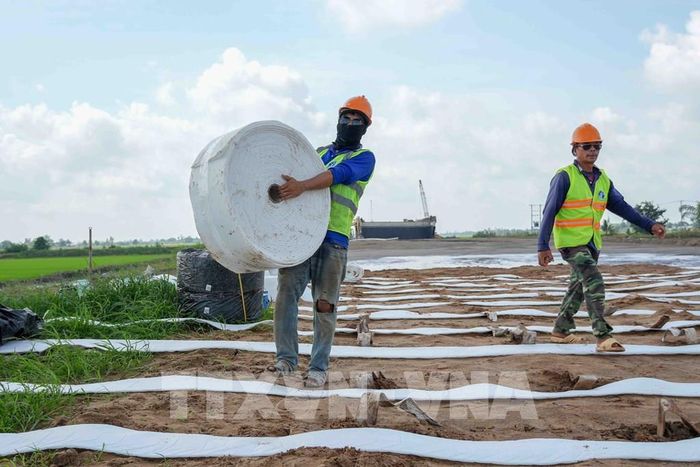 Công nhân vận chuyển vật liệu về công trường ở gói thầu số 1, dự án thành phần 2 cao tốc Châu Đốc - Cần Thơ - Sóc Trăng cuối tháng 8/2026. Ảnh: Thanh Liêm - TTXVN