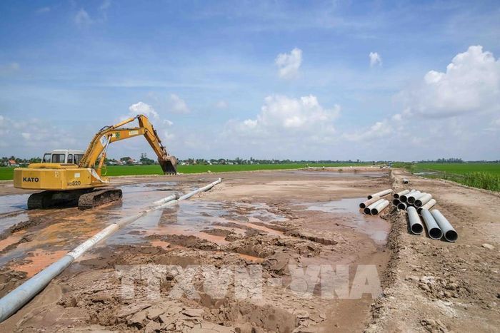 Hiện nguồn cát đắp nền cho dự án thành phần 2 cao tốc Châu Đốc - Cần Thơ - Sóc Trăng đã được xác định đủ. Ảnh: Thanh Liêm - TTXVN