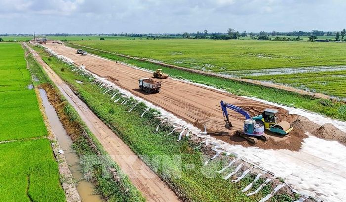 Dự án thành phần 2, cao tốc Châu Đốc - Cần Thơ - Sóc Trăng có tổng nhu cầu cát hơn 5,1 triệu m3, hiện đã xác định nguồn khoảng 5,3 triệu m3. Ảnh: Thanh Liêm - TTXVN