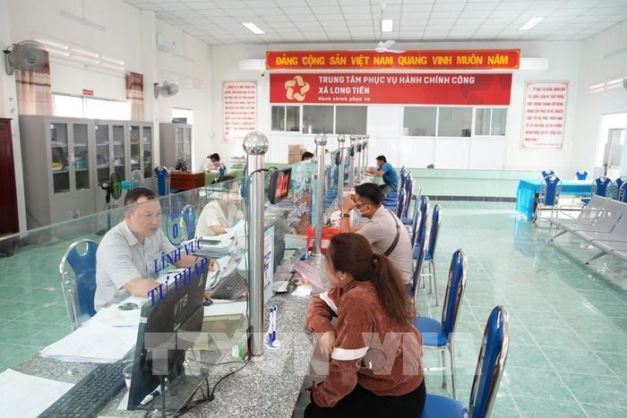 Người dân đến làm thủ tục hành chính tại Trung tâm Phục vụ hành chính công xã Long Tiên. Ảnh: Công Trí-TTXVN
