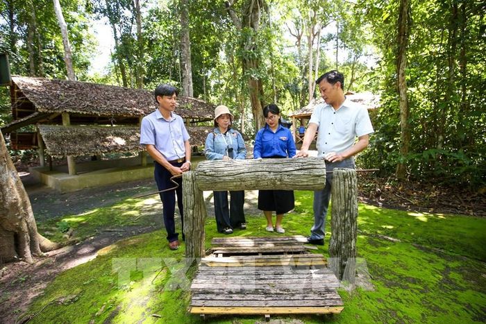 Những hiện vật được phục dựng, lưu giữ tại Khu di tích Căn cứ Chính phủ Cách mạng lâm thời Cộng hòa miền Nam Việt Nam góp phần tái hiện cuộc sống, sinh hoạt và hoạt động cách mạng trong những năm tháng kháng chiến. Ảnh: Giang Phương - TTXVN