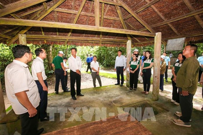 Đoàn tham quan tìm hiểu không gian từng gắn với hoạt động của căn cứ cách mạng Khu di tích Căn cứ Chính phủ Cách mạng lâm thời Cộng hòa miền Nam Việt Nam. Ảnh: Giang Phương - TTXVN
