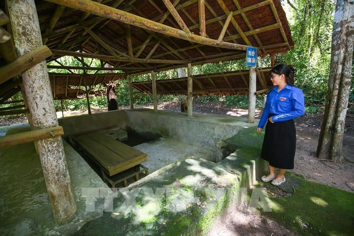 Phó Bí thư Đoàn Thanh niên xã Tân Lập, tỉnh Tây Ninh Nguyễn Thị Thu tìm hiểu Bếp Hoàng Cầm tại Khu di tích Căn cứ Chính phủ Cách mạng lâm thời Cộng hòa miền Nam Việt Nam. Ảnh: Giang Phương - TTXVN