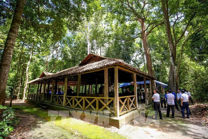 Đoàn khách tham quan tìm hiểu các hạng mục được phục dựng tại Khu di tích Căn cứ Chính phủ Cách mạng lâm thời Cộng hòa miền Nam Việt Nam giữa vùng biên giới Tây Ninh. Ảnh: Giang Phương - TTXVN