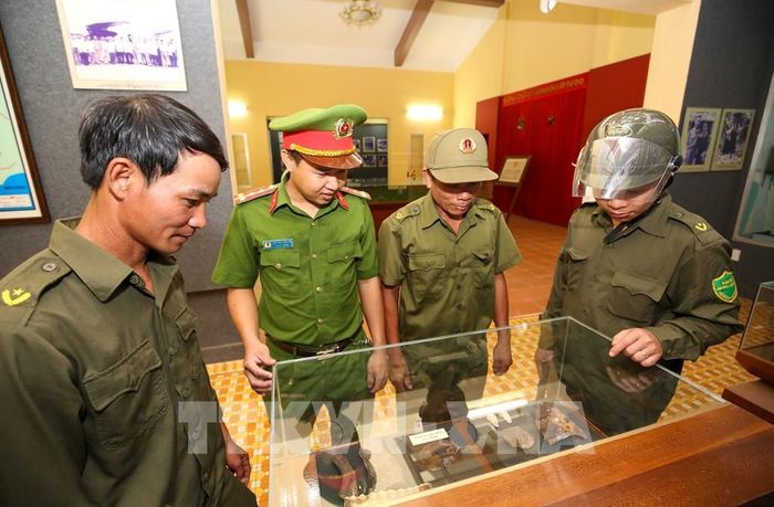 Từng kỷ vật được trưng bày tại Khu di tích Căn cứ Chính phủ Cách mạng lâm thời Cộng hòa miền Nam Việt Nam trở thành những chứng tích giúp thế hệ hôm nay hiểu hơn về một thời kỳ lịch sử. Ảnh: Giang Phương - TTXVN