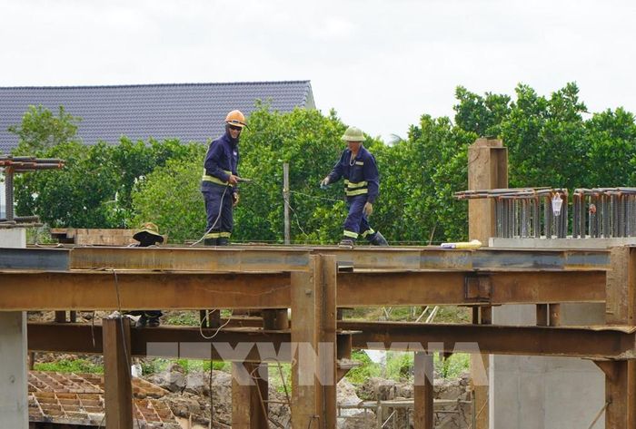 Công nhân vẫn làm việc trên công trường cao tốc Mỹ An - Cao Lãnh nhằm đảm bảo tiến độ dự án trong những ngày nghỉ Lễ Quốc khánh. Ảnh: Nhựt An - TTXVN