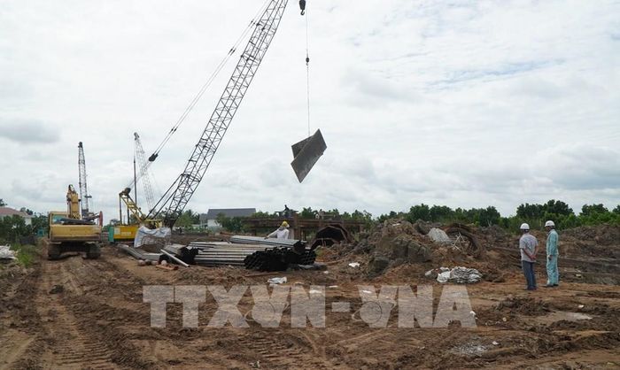 Máy móc, thiết bị và người lao động vẫn làm việc trên công trường cao tốc Mỹ An - Cao Lãnh, đoạn qua xã Tháp Mười, tỉnh Đồng Tháp trong những ngày nghỉ Lễ Quốc khánh. Ảnh: Nhựt An - TTXVN